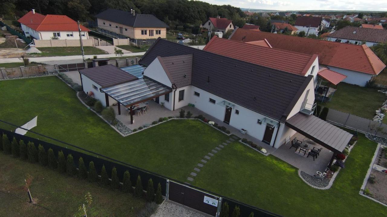 Oelyv Apartment Fertőrákos Bagian luar foto
